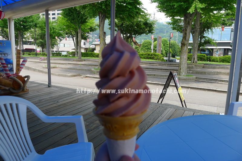 諏訪湖の遊覧船乗り場のソフトクリーム売り場で佐藤錦のソフトクリームを